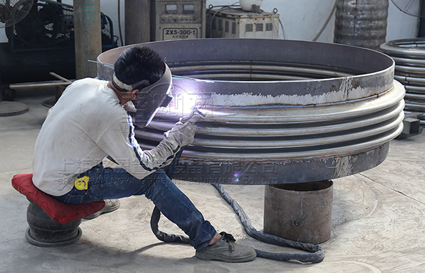 <a href=http://m.wwwliyi.com target=_blank class=infotextkey>補(bǔ)償器</a>焊接現(xiàn)場